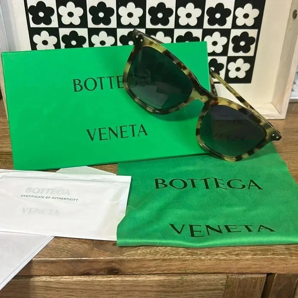 Bottega Venetta sunglasses - Picture 1 of 7